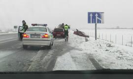 Automagistralėje į griovį nuslydo automobilis