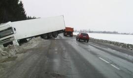 Klaipėdos rajone nuo kelio nuslydo vilkikas
