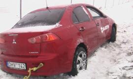 Automagistralėje į griovį nuslydo automobilis