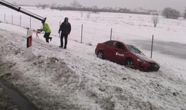 Automagistralėje į griovį nuslydo automobilis