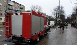 Vėjas apgadino daugiabučio namo stogą