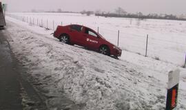 Automagistralėje į griovį nuslydo automobilis