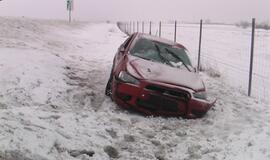 Automagistralėje į griovį nuslydo automobilis