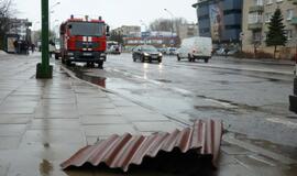 Vėjas apgadino daugiabučio namo stogą