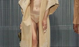 Mada Londone: kraujas, dujokaukės, genitalijos...