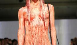 Mada Londone: kraujas, dujokaukės, genitalijos...