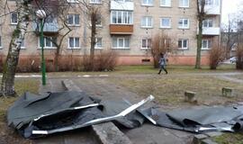 Vėjas apgadino daugiabučio namo stogą