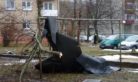 Vėjas apgadino daugiabučio namo stogą