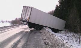 Klaipėdos rajone nuo kelio nuslydo vilkikas