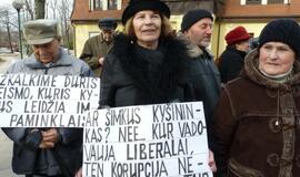 Prie Klaipėdos apylinkės teismo - piketas prieš teisėją