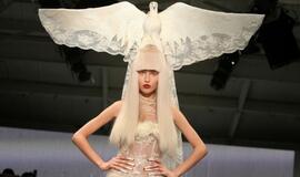 Mada Londone: kraujas, dujokaukės, genitalijos...