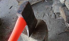 Užpuolikės pensininkei grasino kirvuku