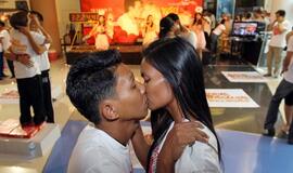 Valentino dieną Tailande septynios poros pagerino ilgiausio bučinio rekordą