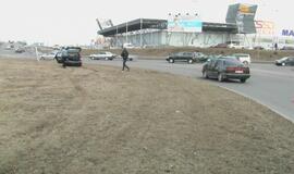 Automobilis atsidūrė žiedo vidury