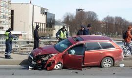 Girtas "Audi" vairuotojas sudarkė Pilies tiltą