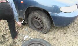 Automobilis atsidūrė žiedo vidury