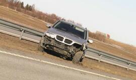 Automagistralėje į atitvarą trenkėsi BMW X5