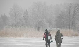 Kuršių marių ledą prie Klaipėdos apgulė žvejai