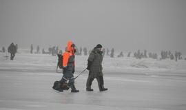 Kuršių marių ledą prie Klaipėdos apgulė žvejai