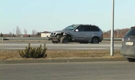 Automagistralėje į atitvarą trenkėsi BMW X5