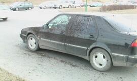 Automobilis atsidūrė žiedo vidury