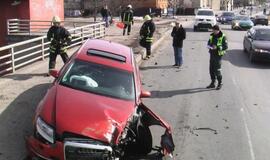 Girtas "Audi" vairuotojas sudarkė Pilies tiltą