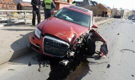 Girtas "Audi" vairuotojas sudarkė Pilies tiltą