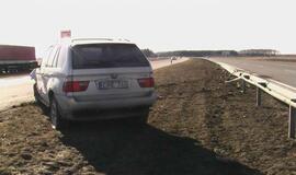 Automagistralėje į atitvarą trenkėsi BMW X5