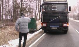 Kelyje nuo vilkiko atsikabino puspriekabė