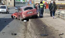 Girtas "Audi" vairuotojas sudarkė Pilies tiltą