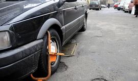 Sostinėje atsisakoma automobilių ratų blokavimo