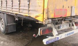 Vilkikas kliudė muitininkų automobilį