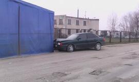 "Audi" atsitrenkė į palapinę