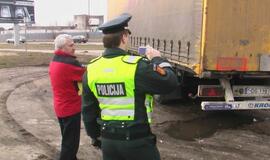 Vilkikas kliudė muitininkų automobilį