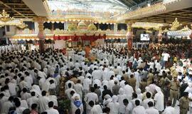 Indijoje palaidotas Sai Baba