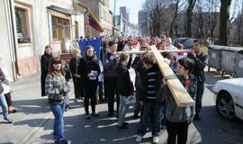 Kryžiaus nešimo procesija Klaipėdos gatvėmis