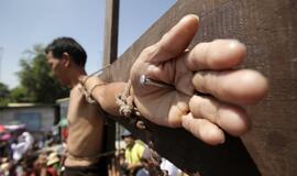 Filipinuose leidosi nukryžiuojami dvidešimt tikinčiųjų