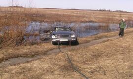 Kelyje Klaipėda-Palanga apsivertė automobilis