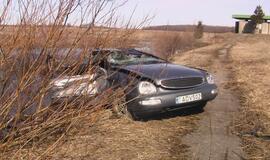 Kelyje Klaipėda-Palanga apsivertė automobilis