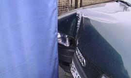 "Audi" atsitrenkė į palapinę