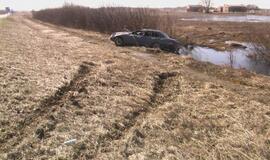 Kelyje Klaipėda-Palanga apsivertė automobilis