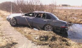 Kelyje Klaipėda-Palanga apsivertė automobilis