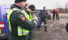 Vilkikas kliudė muitininkų automobilį