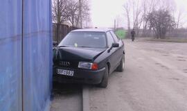 "Audi" atsitrenkė į palapinę