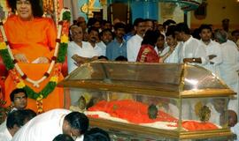 Tūkstančiai žmonių gedi Sai Babos