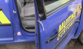 Vilkikas kliudė muitininkų automobilį