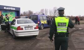 Vilkikas kliudė muitininkų automobilį