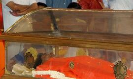 Tūkstančiai žmonių gedi Sai Babos