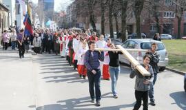 Kryžiaus nešimo procesija Klaipėdos gatvėmis
