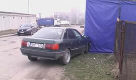 "Audi" atsitrenkė į palapinę